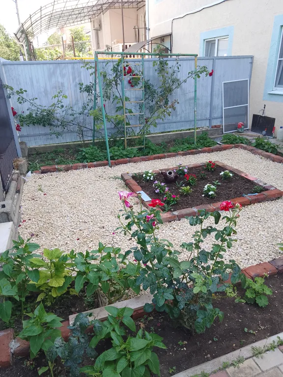 Уютный дом в пригороде с видом на море