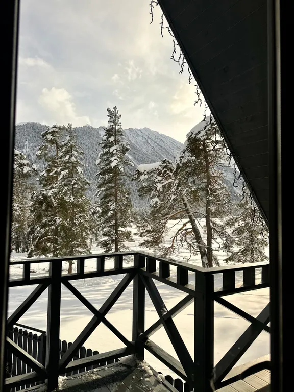 А-фрейм с видом на горы и лес