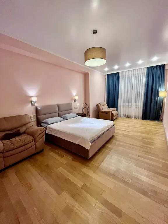 Просторный апартамент с видом на комсомольский парк рядом с озером