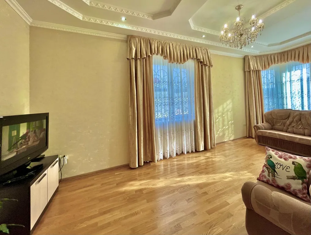 Огромный дом для большой семьи Лоза винограда