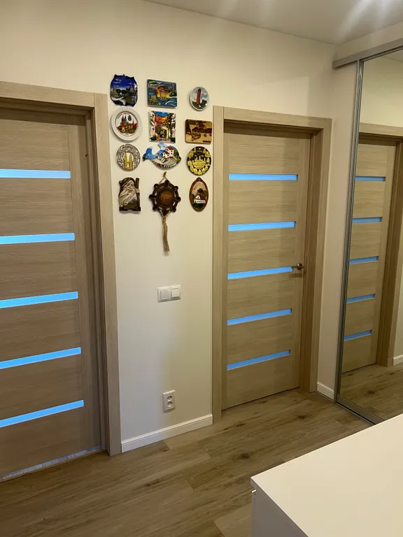 Просторная четырёхкомнатная квартира у парка с видом на море .