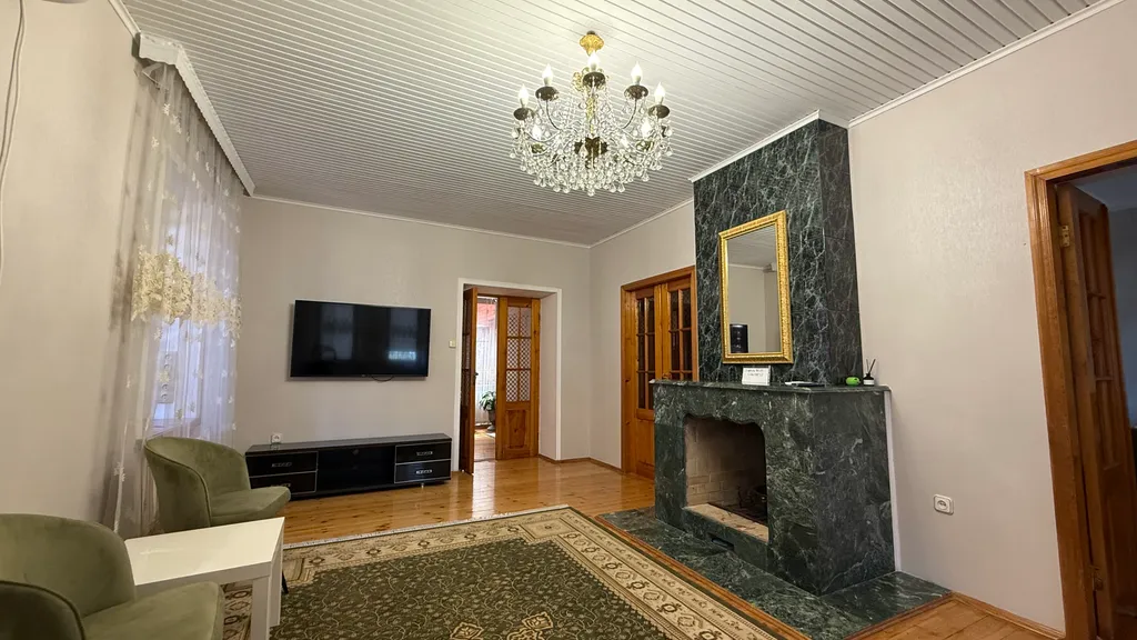 Деревянный дом с красивым видом на море