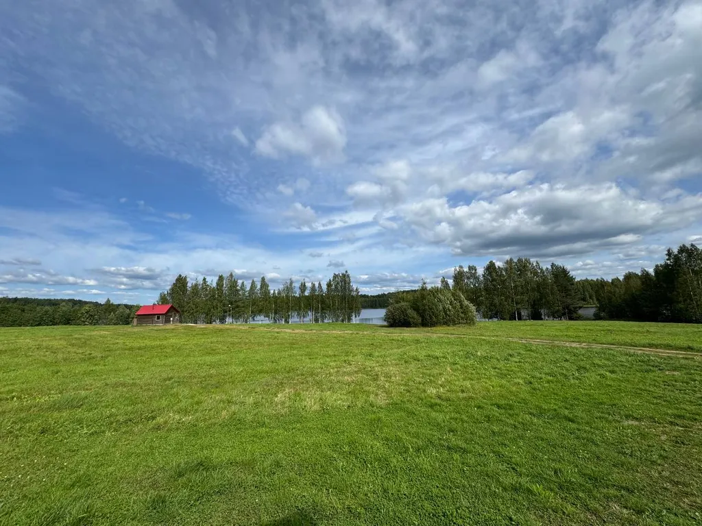 Домик в живописном месте у воды