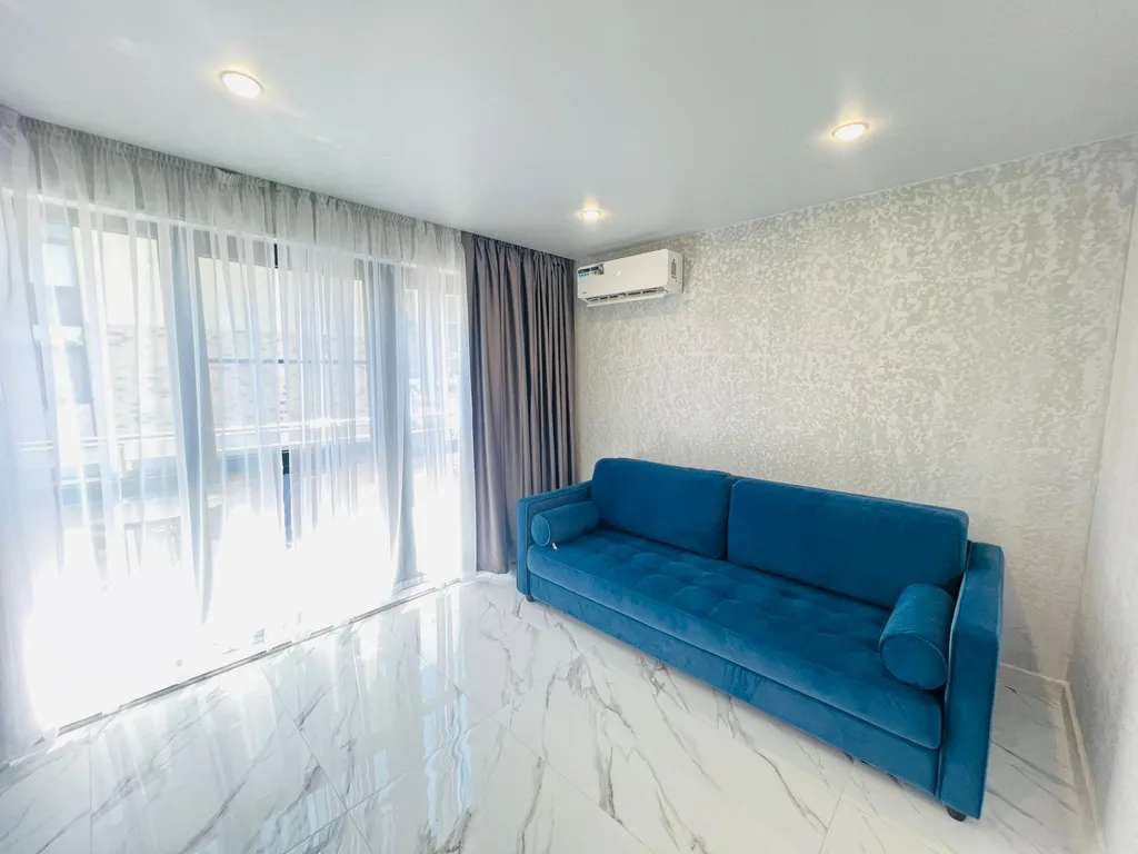 Двухуровневая трёхкомнатная квартира с балконом и бассейном