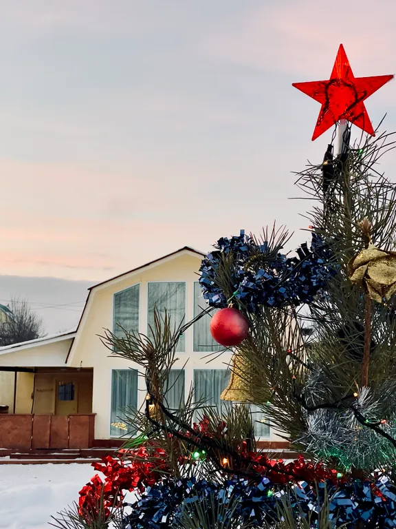 Номер с панорамными окнами и видом на озеро