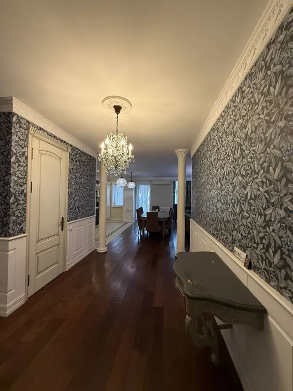 Квартира с видом на горы, город и храм Святого Георгия от Juls Apart