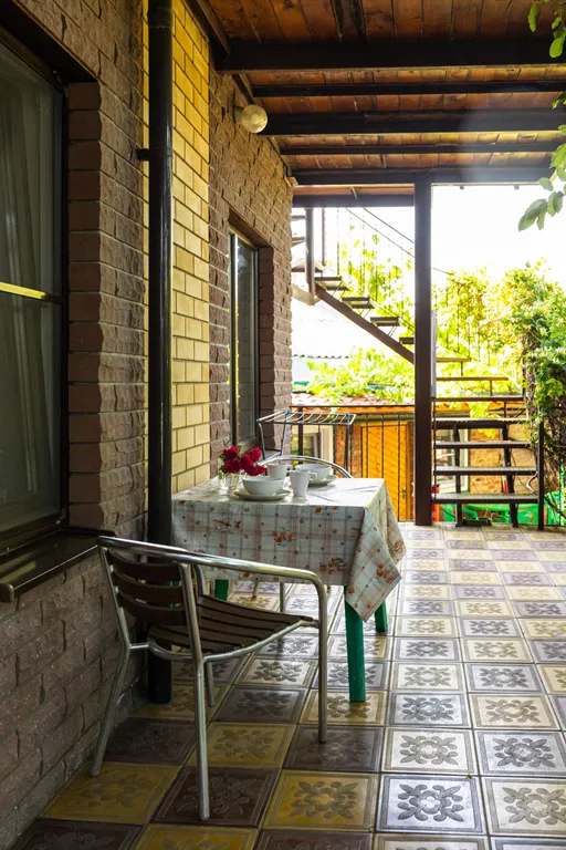 Уютный номер на 4-х человек с санузлом, большой террасой и кухней