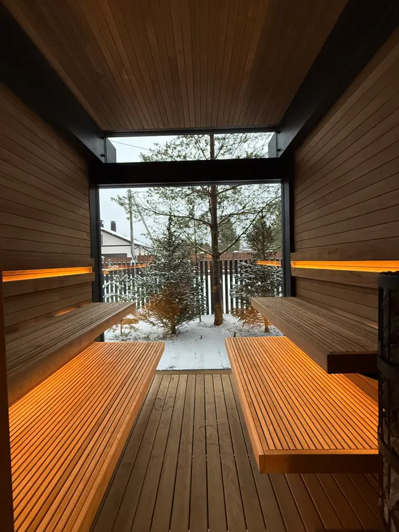 Премиальный загородный дом с теплым бассейном, на берегу