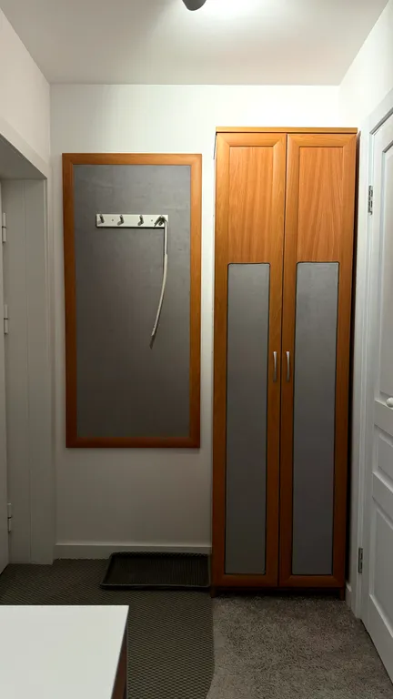 Твин с видом на оживленный дворик кафе