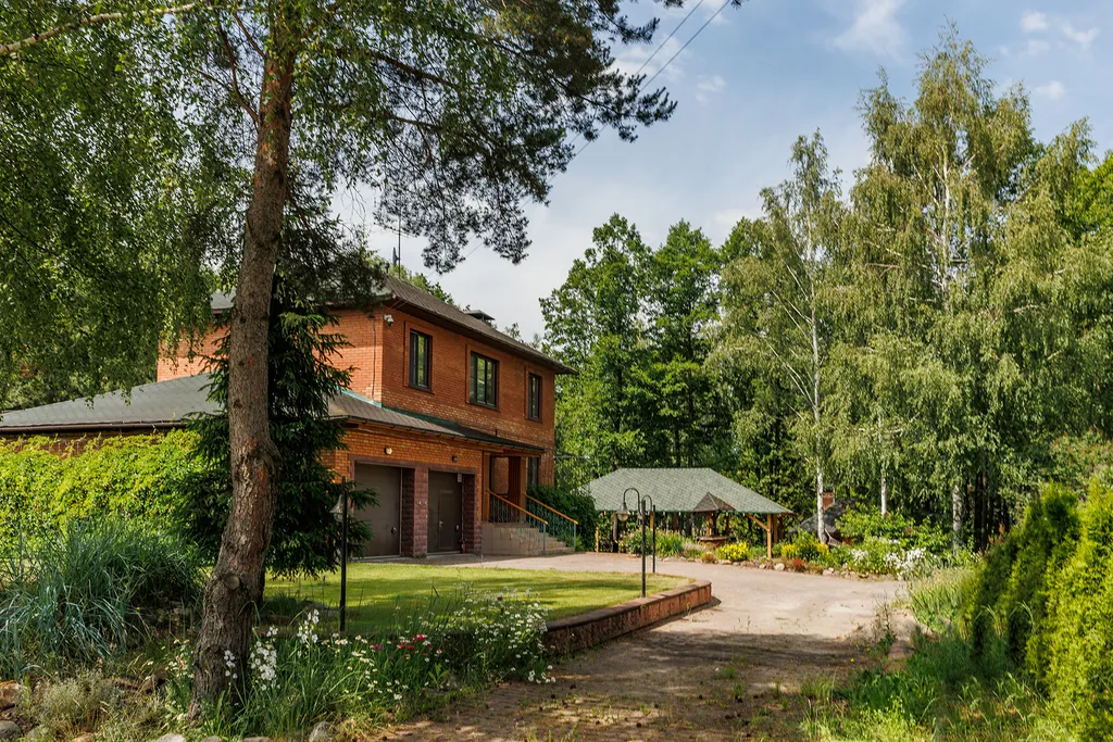 Современный дом с бассейном и сауной для большой компании