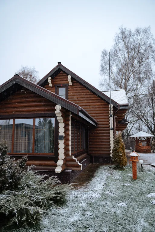 Уютный дом на берегу реки