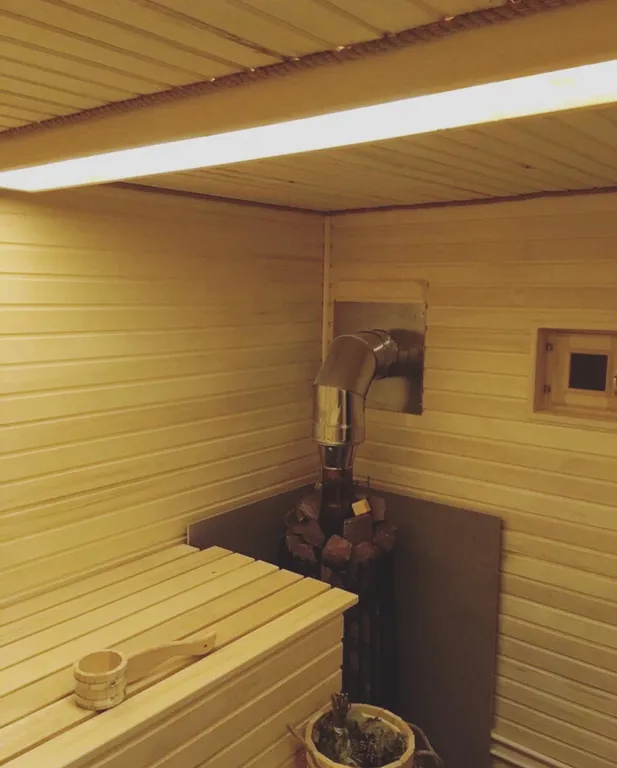 Уютный дом на берегу реки у водопада