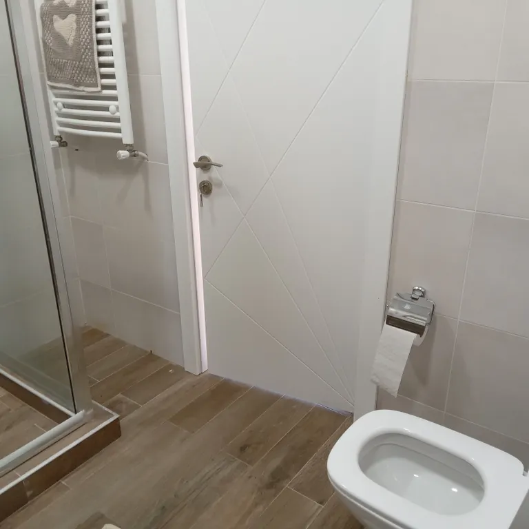 Флигель с балконом в саду