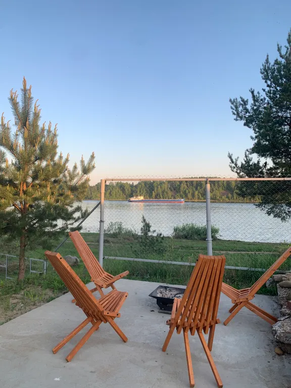 Уютный дом на самом берегу реки