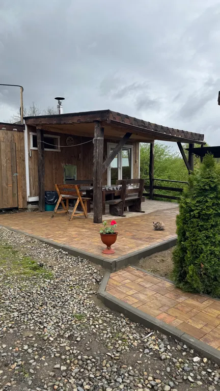 Дом на берегу реки с бассейном и видом