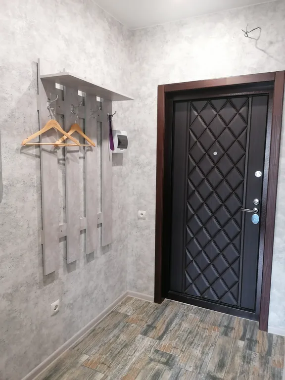 Современная студия с огромной ванной