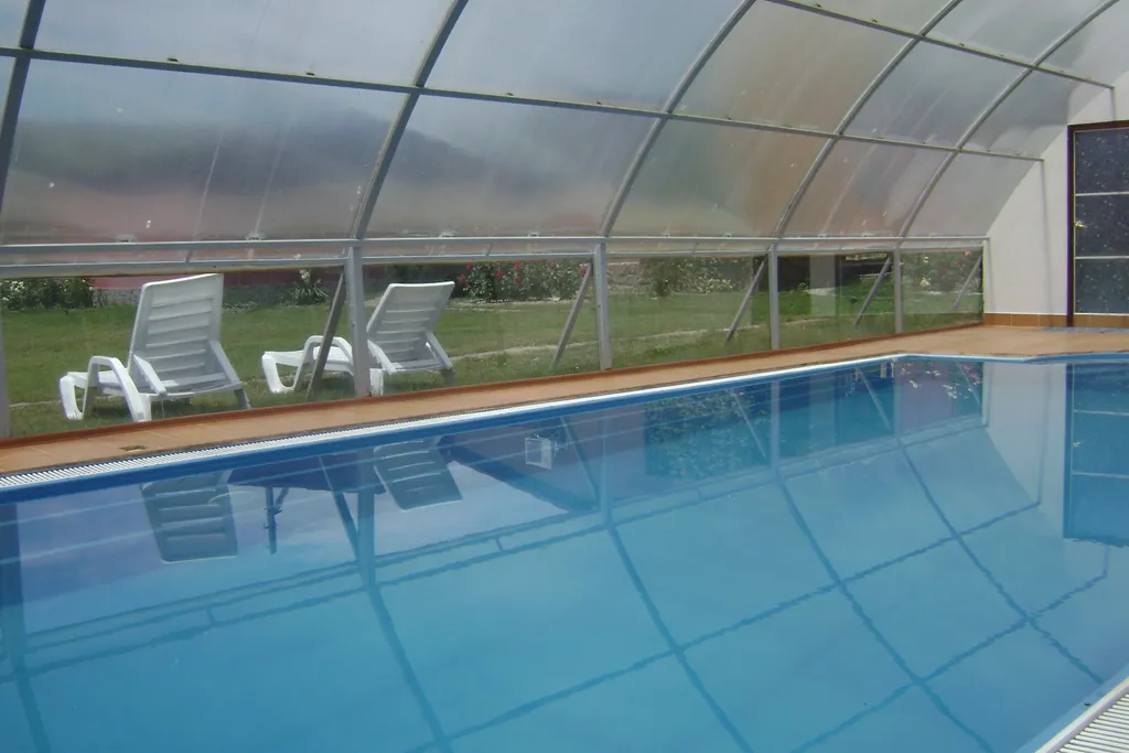 Уютный коттедж с бассейном с морской водой