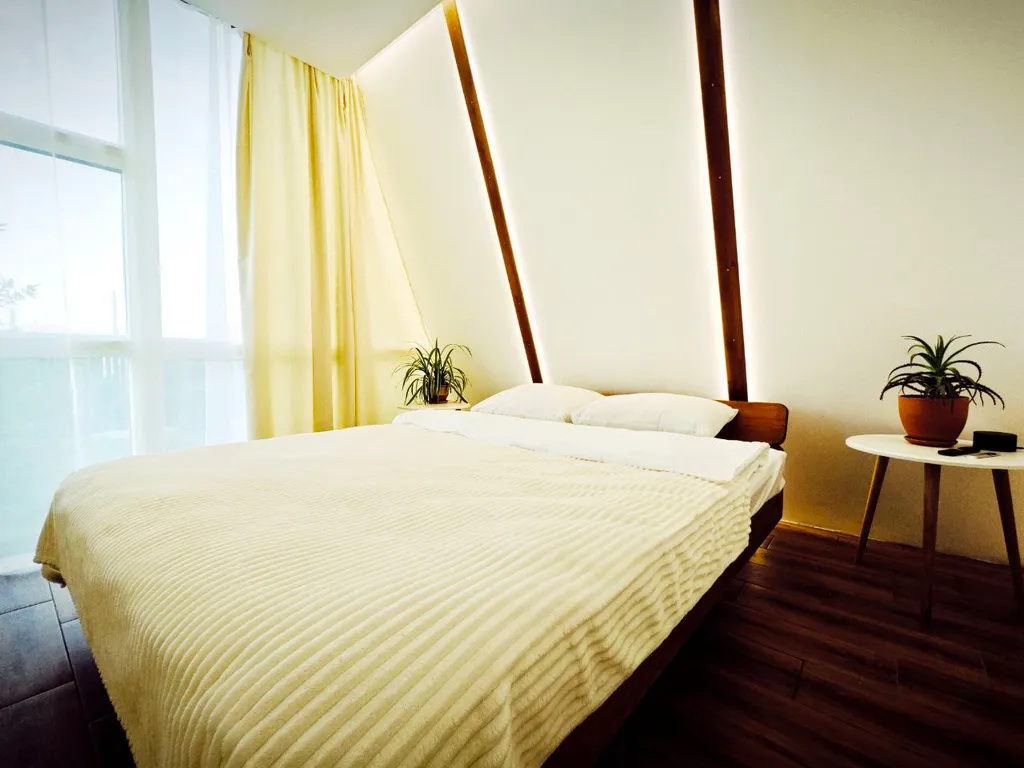 Треугольный дом Lis-A-dom с видом на реку