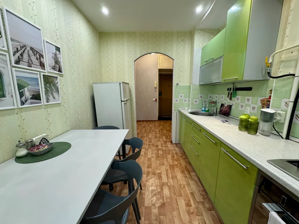 Стильная однокомнатная с большой кухней у ДК Металлургов