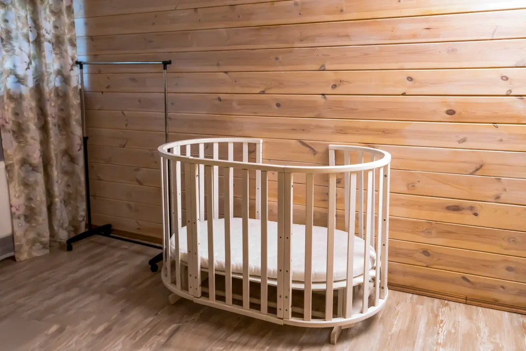 Большой дом для 16 человек в лесу на берегу реки