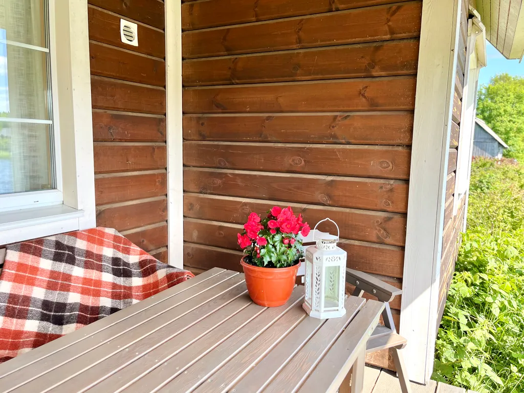 Благоустроенный дом у реки