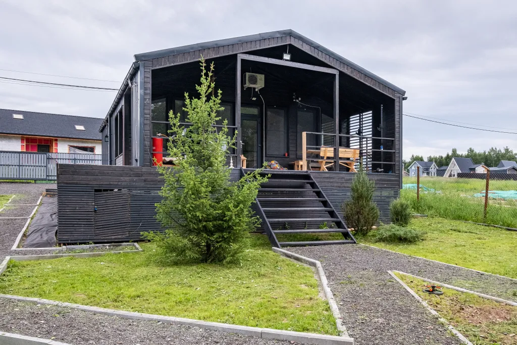 Современный дом с баней в лесу