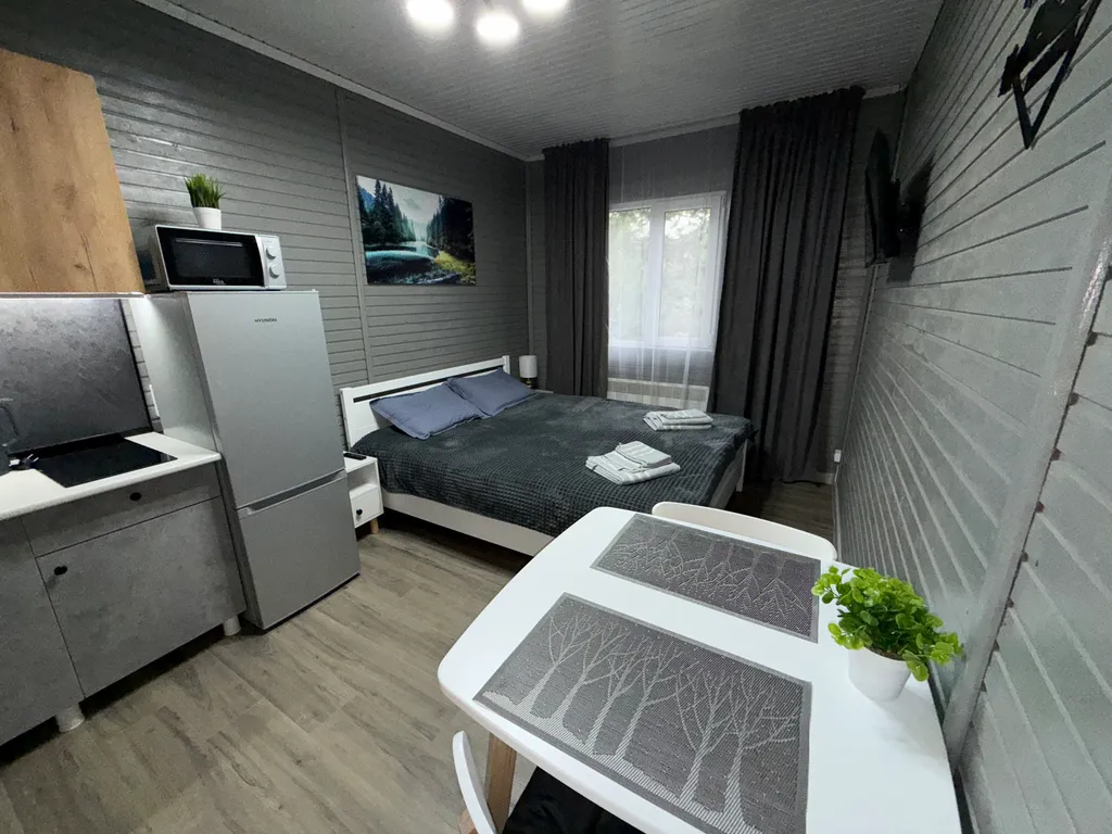 Уютная жилая комната на двоих в деревянном таунхаусе