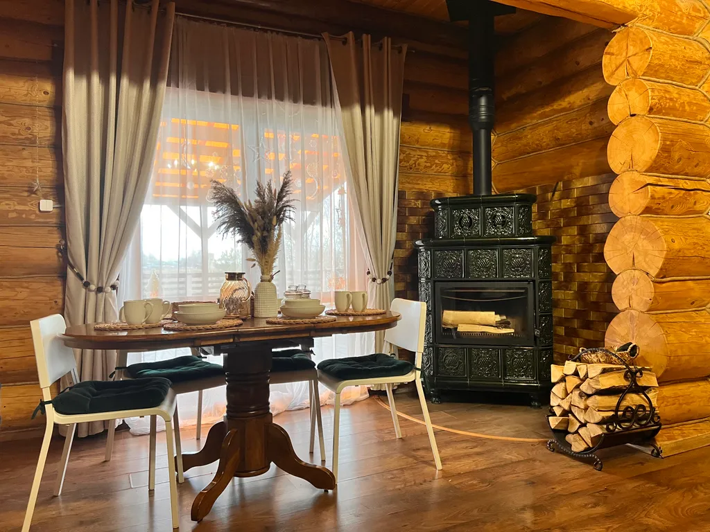 Красивый уютный бревенчатый дом с камином и видом на реку и церковь