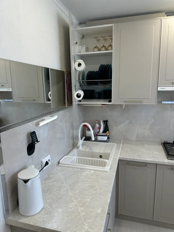 2 комнатная белая на Янышева