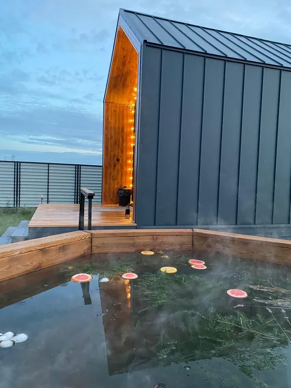 Уютный дом в стиле Барнхаус с чаном у леса, у нас есть баня.