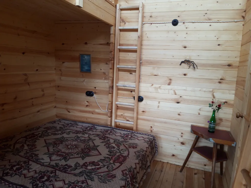 Деревянный домик- в невесомости