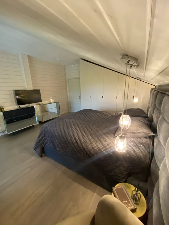 Загородный дом у леса с собственным прудом