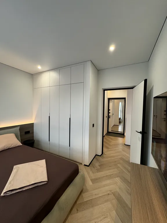 Дизайнерский ремонт с красивым вид из окна