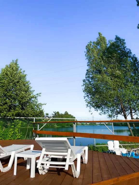 Первый этаж с панорамными окнами, сауной и видом на озеро