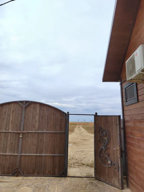 Уютный домик на берегу у моря