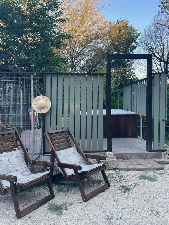 Дом в тени многолетнего дуба