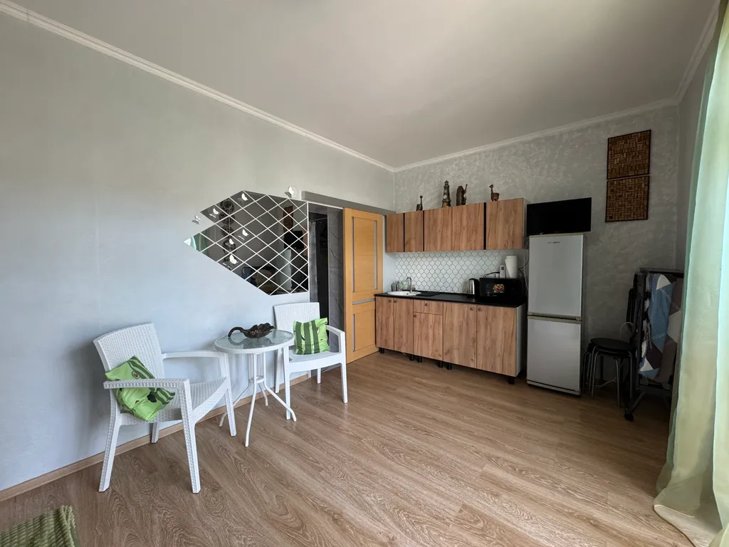 Уютная студия с дизайнерским ремонтом и балконом