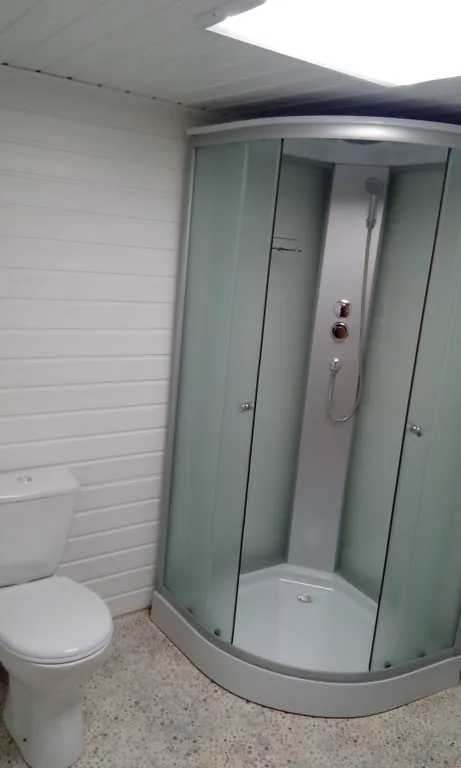 Благоустроенный дом на берегу с баней и катером