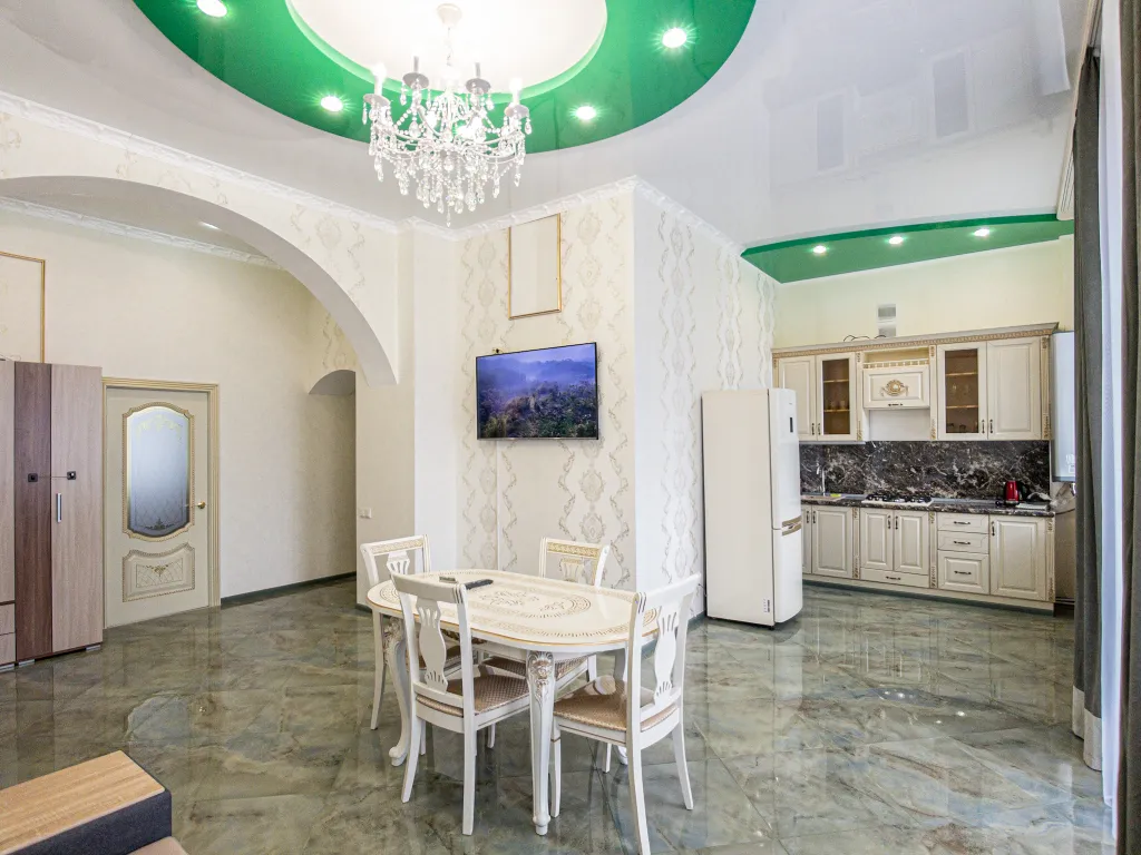 Большая квартира с видом на Крепостную стену и Успенский собор