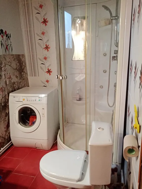 Деревянный домик с соломенной крышей и русская баня