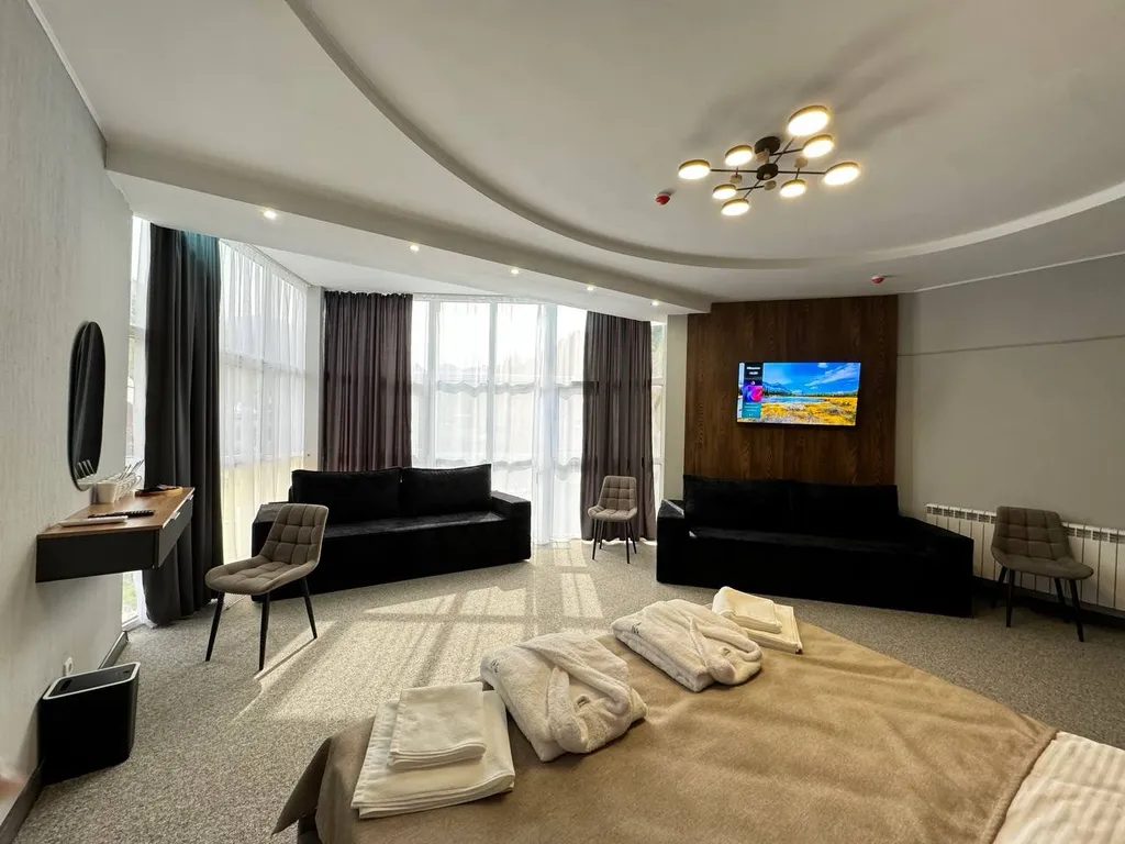 Люкс с панорамными окнами и видом на горы и лес