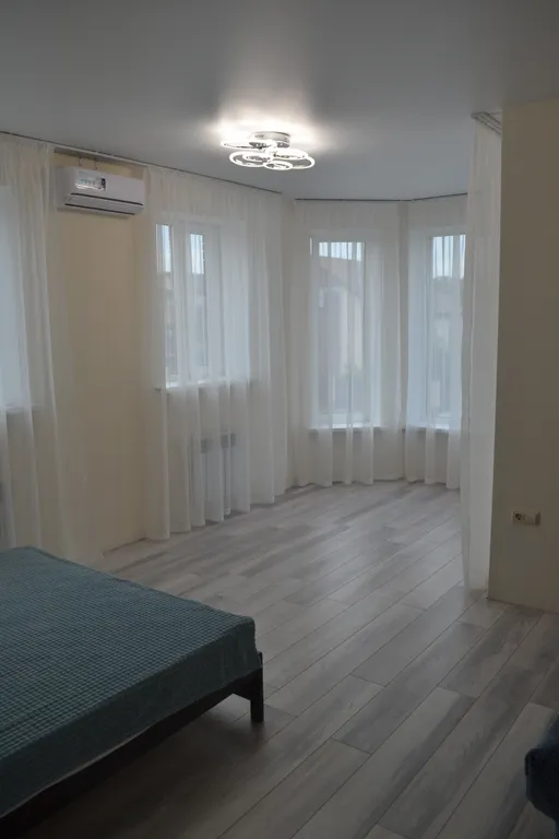 Уютный дом с зеленой лужайкой