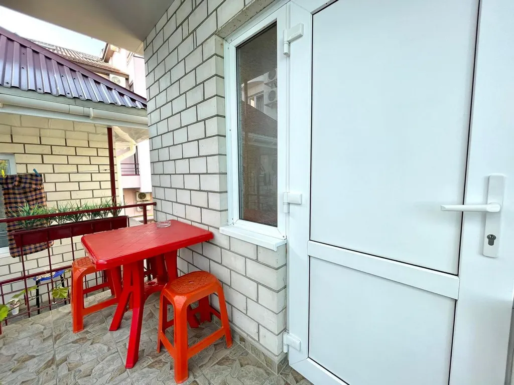 Коттедж Трехкомнатные апартаменты с балконом и с отдельным входом на земле — Анапа