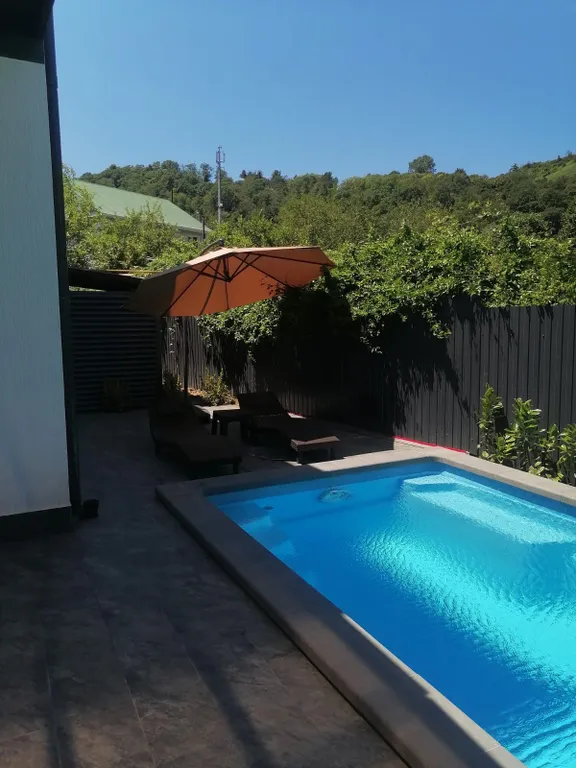 Коттедж Уютный дом с бассейном — Барановка