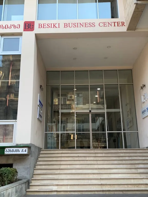 Трёхкомнатная квартира с 2 отдельными спальнями в самом центре тбилиси