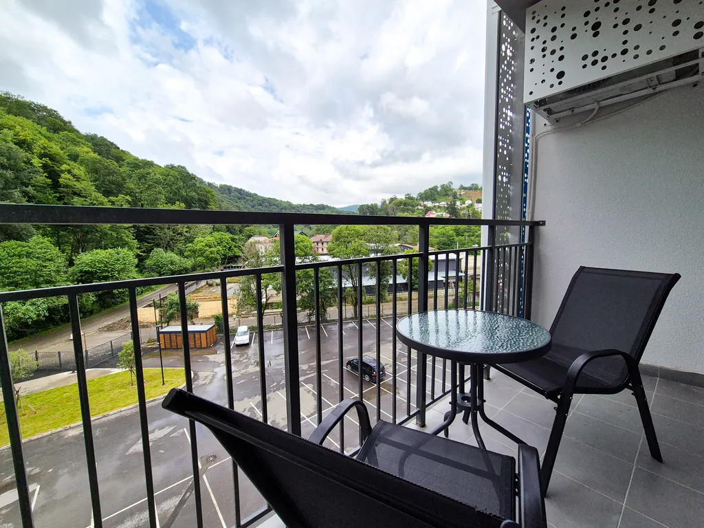 Студия с видом на лес и горы