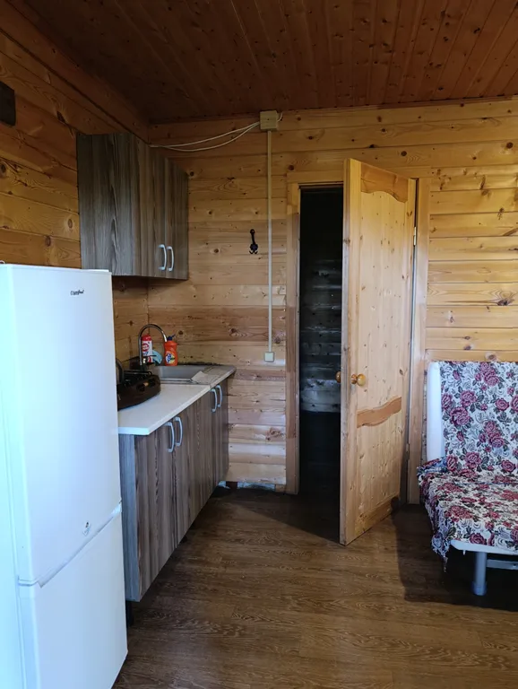 Маленький, уютный коттедж в сосновом лесу