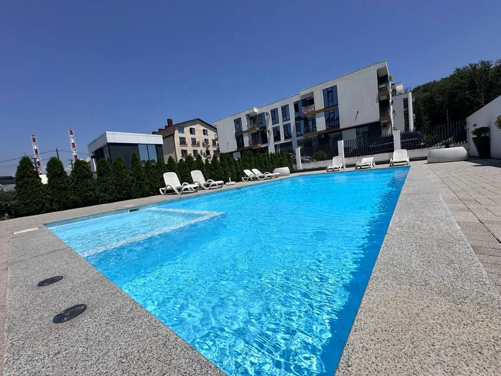 Квартира с летним бассейном