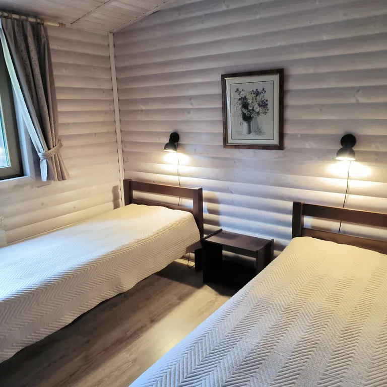 Дом на скале с видом на озеро