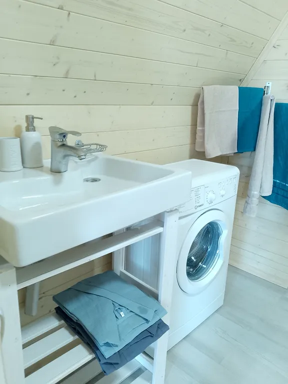 Стильный A-frame с баней/сауной и сибирским чаном на дровах.